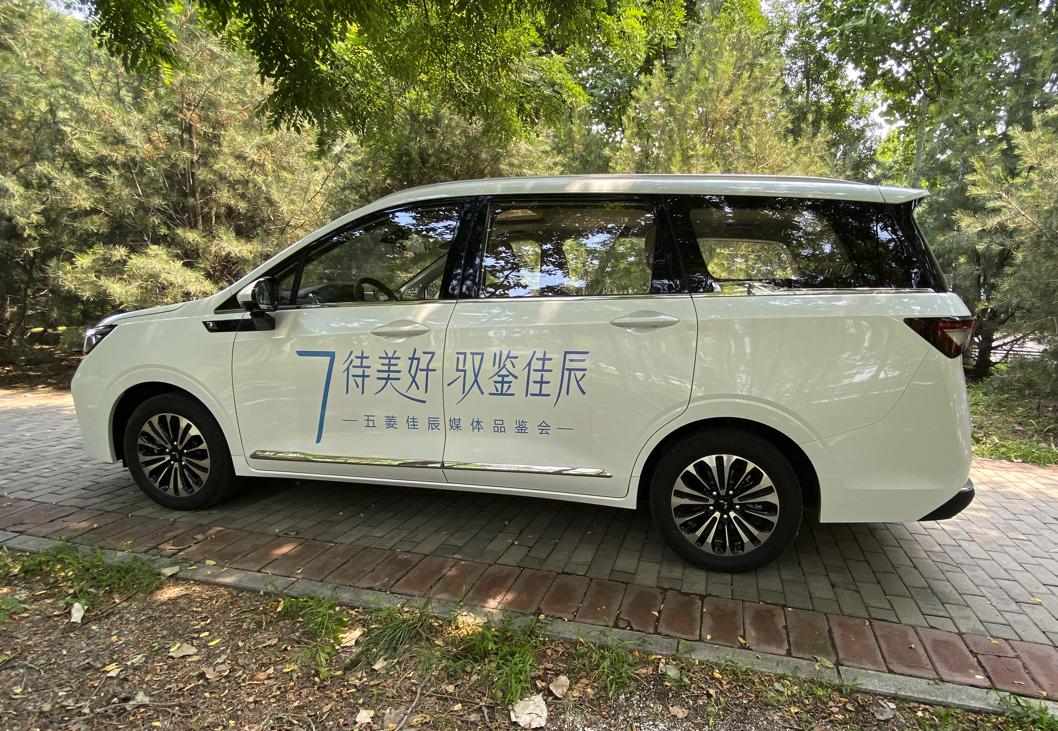 试驾五菱佳辰 大7座家用车实用首选