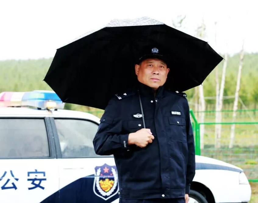 热血丹心耀古镇——记丰宁公安局凤山派出所长张宁