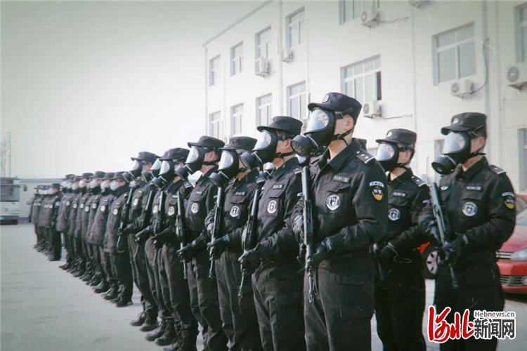 图为衡水市公安特警支队进行应急拉动演练.代泳涛摄