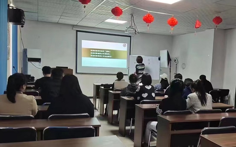 网络创业培训讲师李铮正在为电商创业者进行授课1.jpg